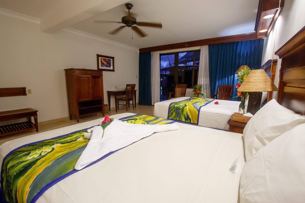 Manta Ray Bay Resort โคโลเนีย ภายนอก รูปภาพ