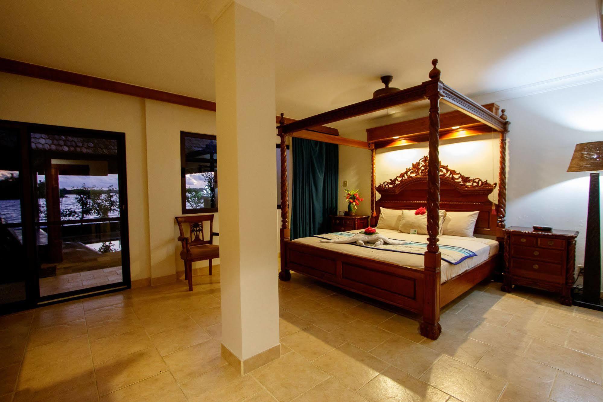 Manta Ray Bay Resort โคโลเนีย ภายนอก รูปภาพ