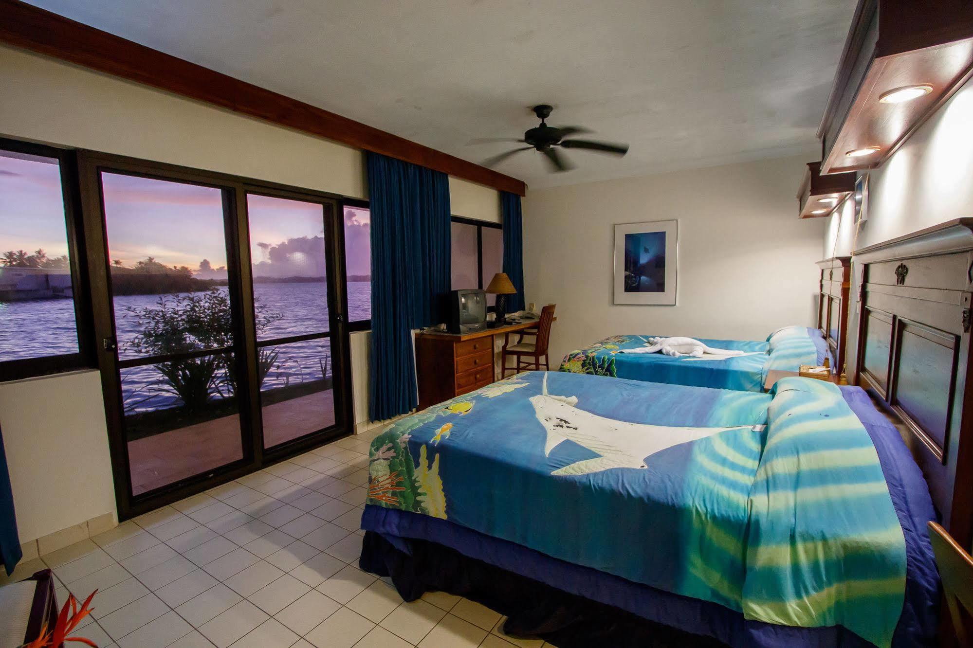 Manta Ray Bay Resort โคโลเนีย ภายนอก รูปภาพ
