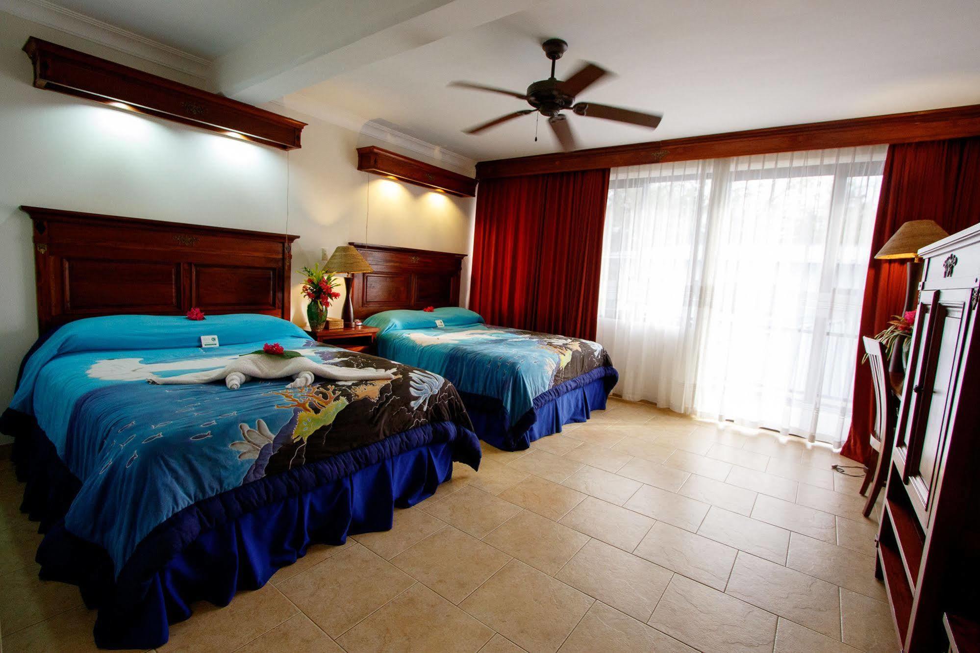 Manta Ray Bay Resort โคโลเนีย ภายนอก รูปภาพ