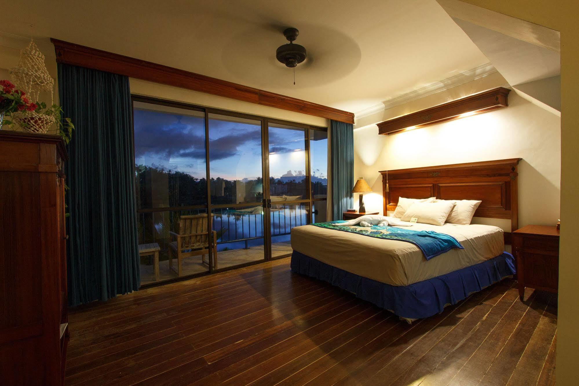 Manta Ray Bay Resort โคโลเนีย ภายนอก รูปภาพ
