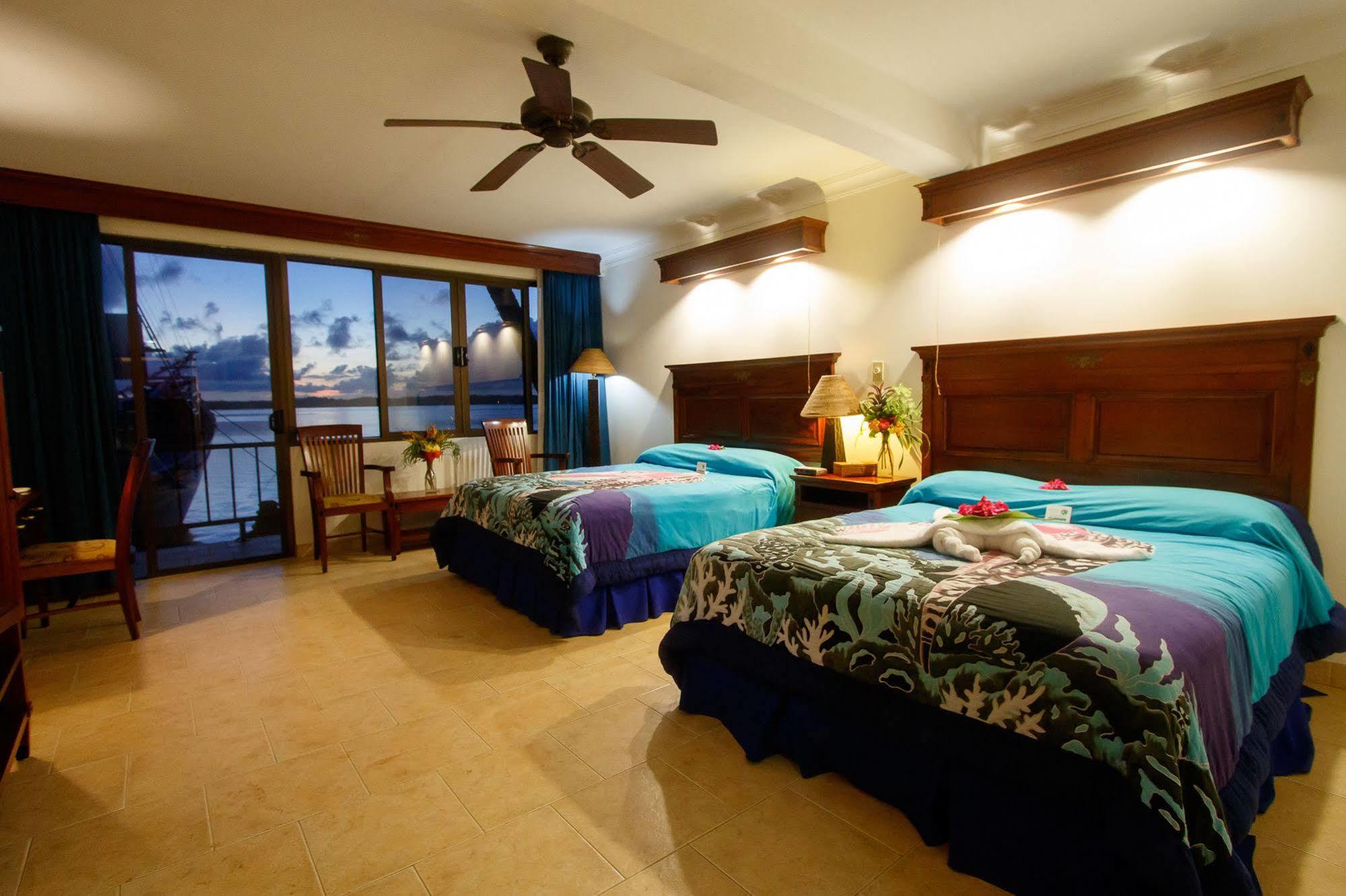 Manta Ray Bay Resort โคโลเนีย ภายนอก รูปภาพ