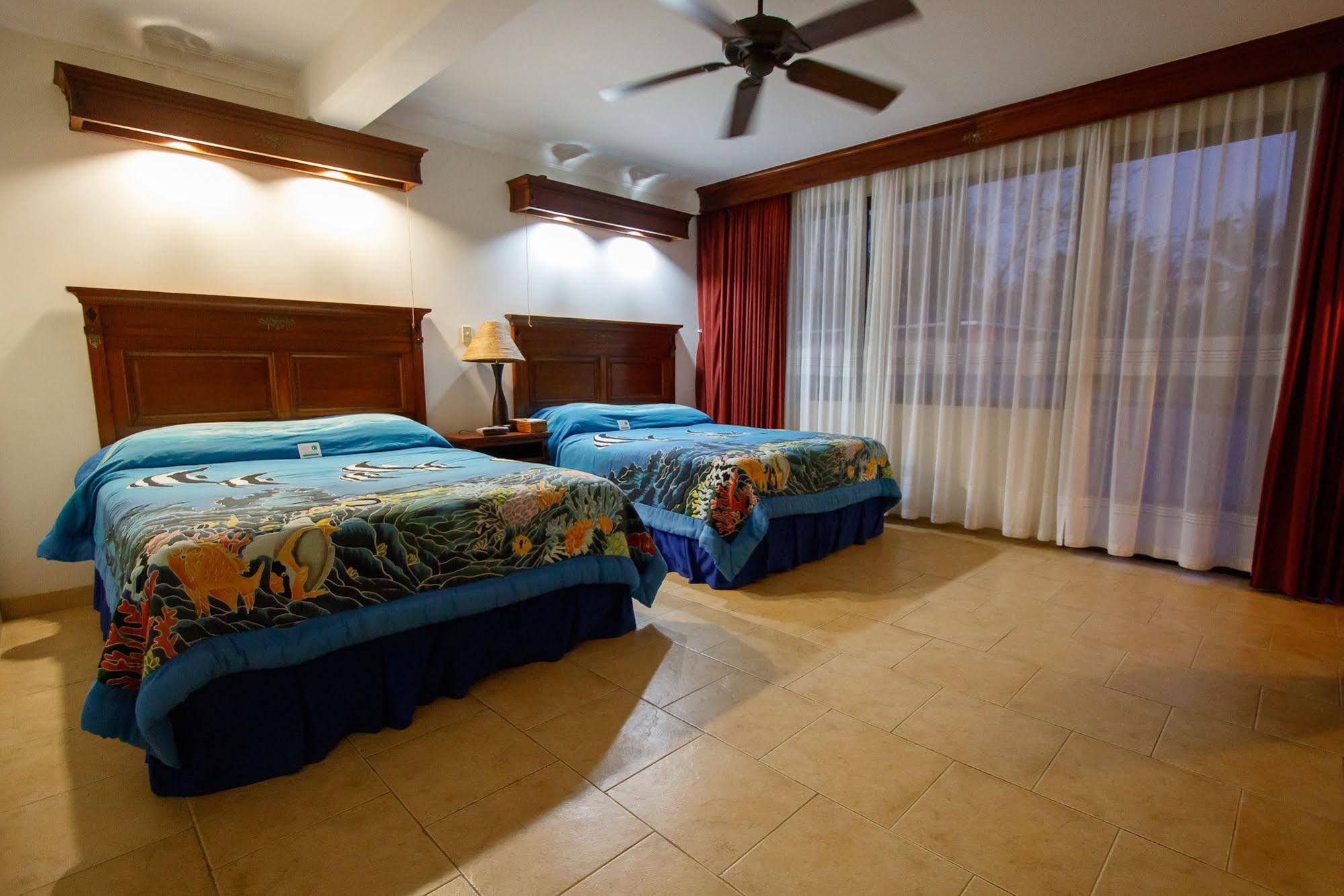 Manta Ray Bay Resort โคโลเนีย ภายนอก รูปภาพ