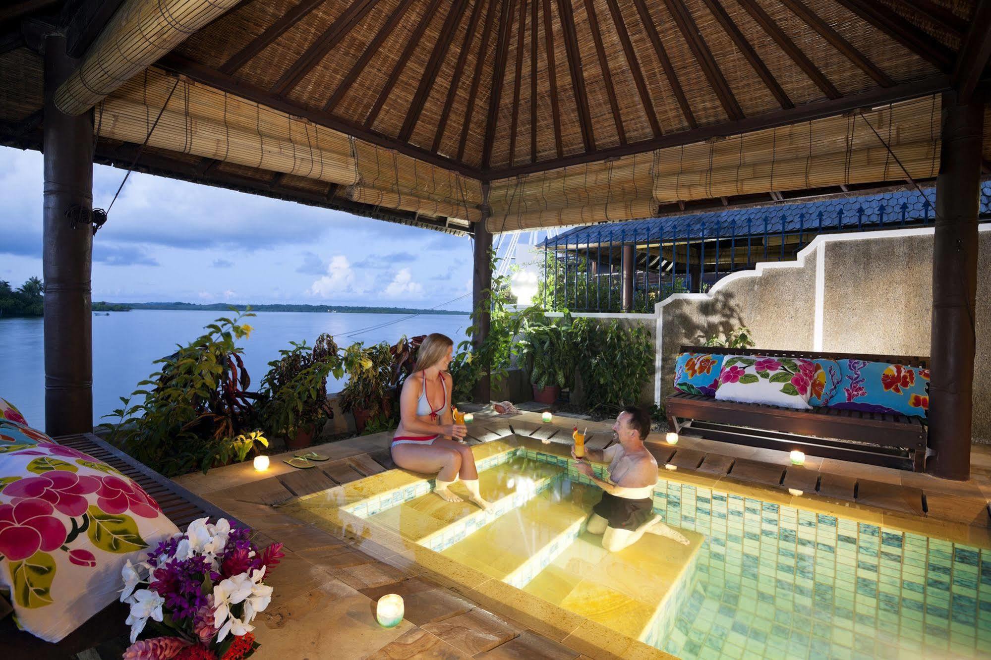 Manta Ray Bay Resort โคโลเนีย ภายนอก รูปภาพ