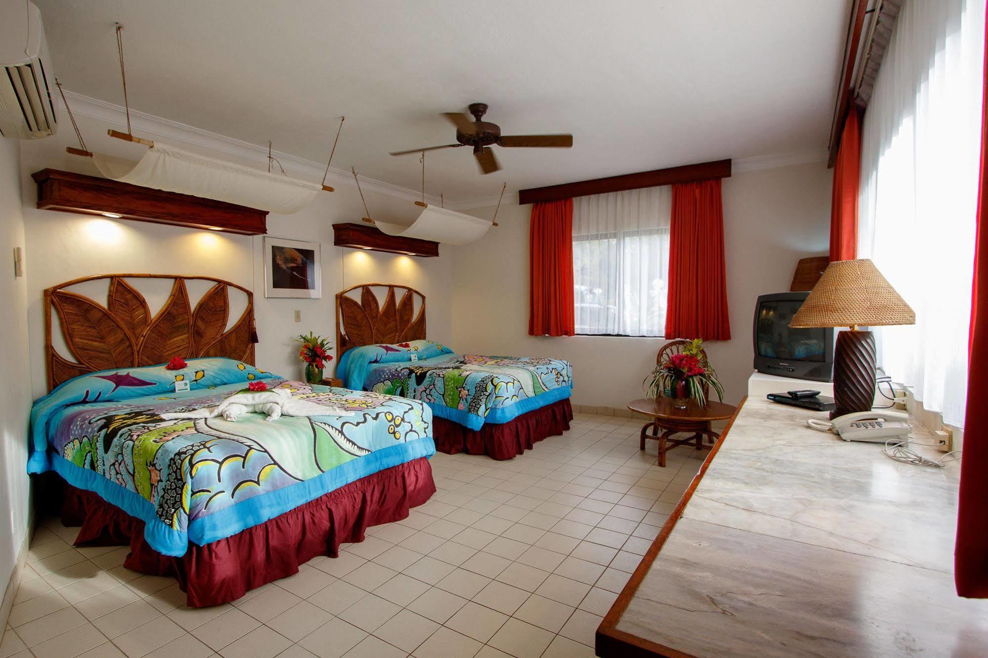 Manta Ray Bay Resort โคโลเนีย ภายนอก รูปภาพ