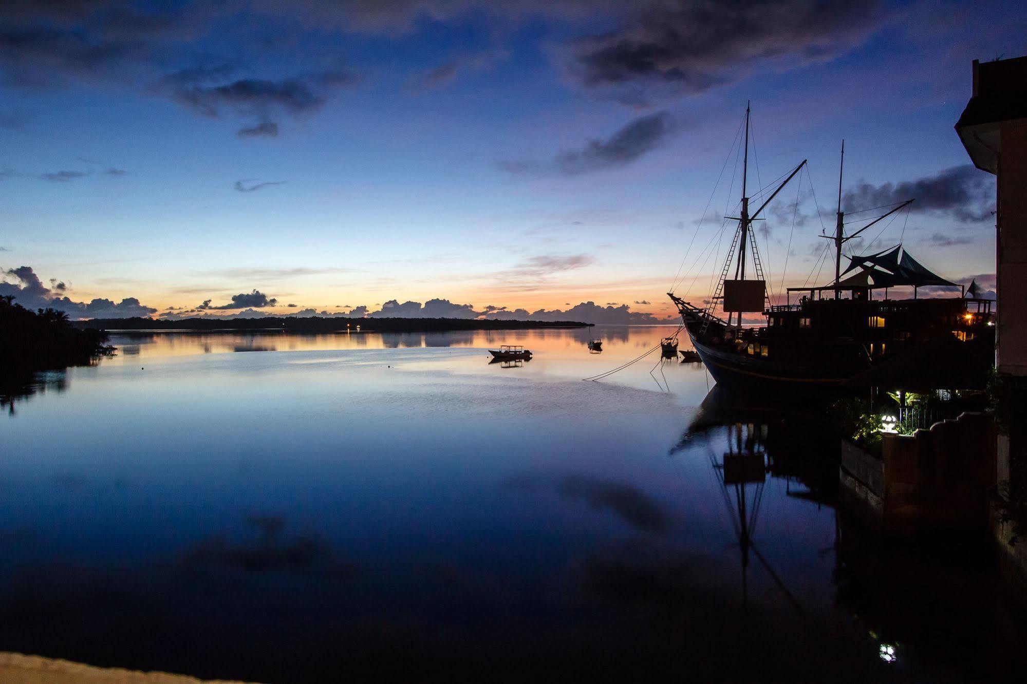 Manta Ray Bay Resort โคโลเนีย ภายนอก รูปภาพ