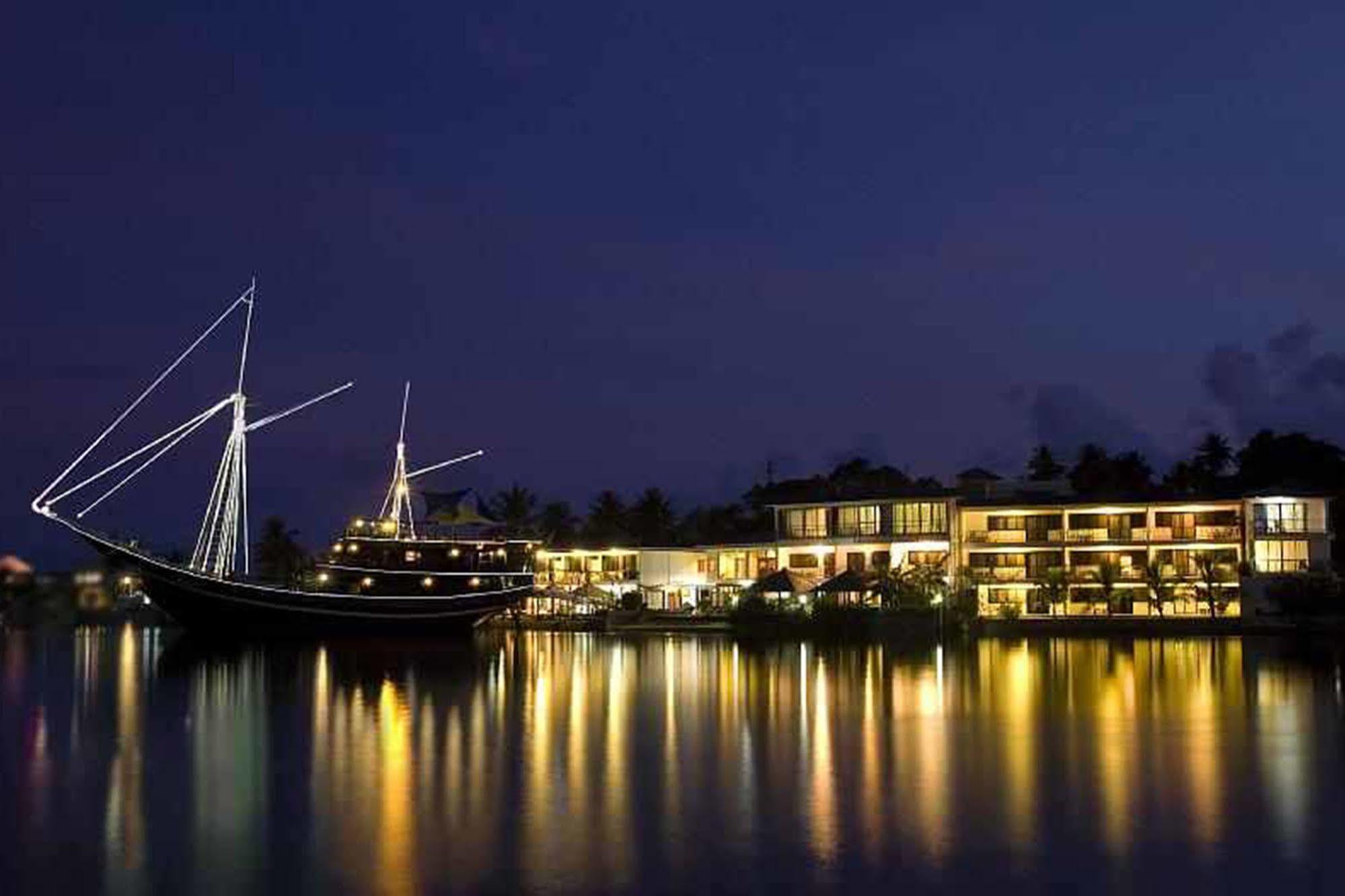 Manta Ray Bay Resort โคโลเนีย ภายนอก รูปภาพ